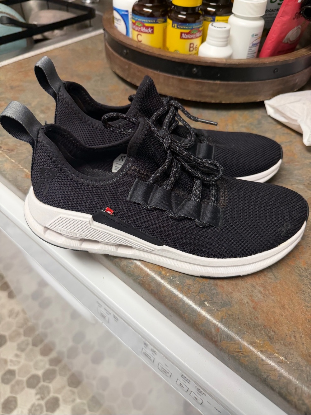 ON RUNNING SNEAKERS - Picture 2 of 6